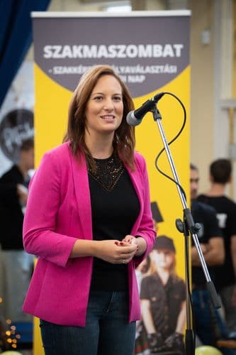 Dr. Hegedűs Barbara Veszprém Megyei Jogú Város alpolgármestere köszöntőt mond