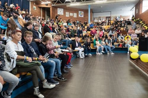 Mindenki izgatottan várja a nyereménysorsolást