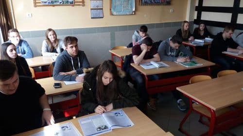 diákok osztályteremben órát hallgatnak