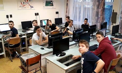 csoportkép gyerekekről számítástechnika teremben