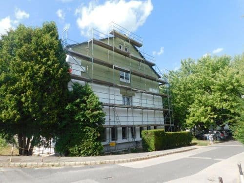 félig szigetelt felállványozott épület utcáról fényképezve