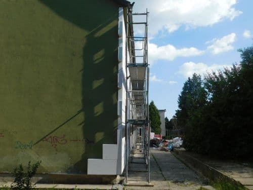 felállványozott épület oldalról fényképezve