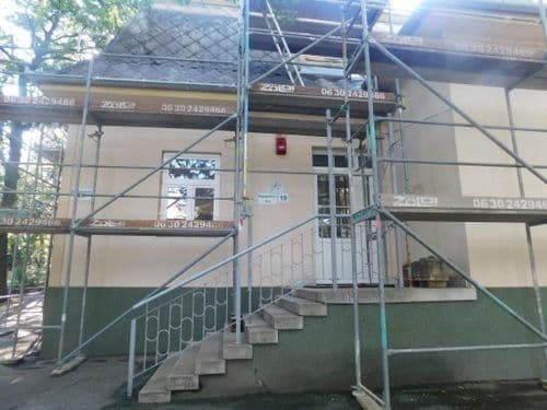 bejárati rész felállványozva lépcsővel