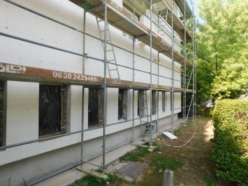 felállványozott épület alsó része