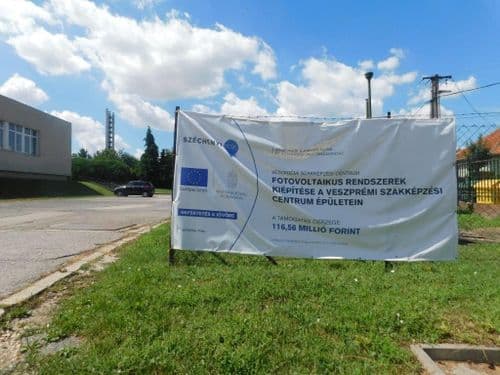 Széchenyi 2020 tábla épület előtt